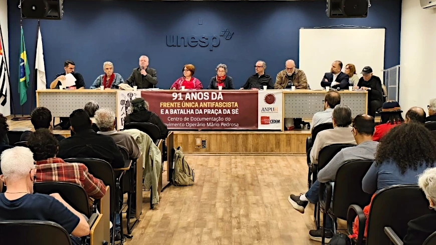 Mesa do ato de comemoração da Frente Única Antifascista (FUA) e dos 91 anos da Batalha da Sé