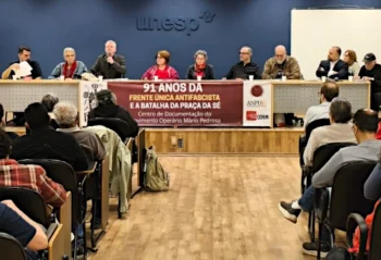 Mesa do ato de comemoração da Frente Única Antifascista (FUA) e dos 91 anos da Batalha da Sé