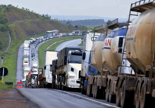 Congestionamento de caminhões na BR-060