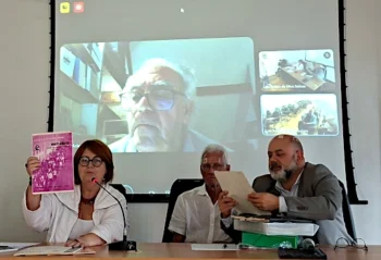 Bárbara Corrales, Walter Paixão e Edmar Macedo no ato de doação do acervo de Arkan Simaan (na tela ao fundo)