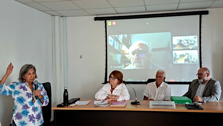 A atriz Gabriela Rabelo, que militou no 1º de Maio e foi companheira de Chico Solano, fala no ato de doação do acervo de Arkan Simaan (na tela ao fundo). Na mesa, Bárbara Corrales, Walter Paixão e Edmar Macedo