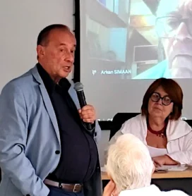 Francisco Foot Hardman fala no ato de doação do acervo de Arkan Simaan (na tela). Na mesa, Bárbara Corrales