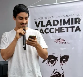 Felipe Sacchetta no ato de homenagem a seu pai, Vladimir Sacchetta