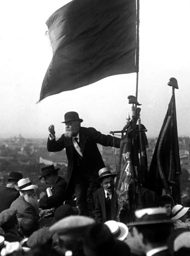 Jean Jaurès discursa em uma manifestação em 25 de maio de 1913