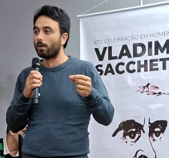 Miguel Yoshida, editor da Expressão Popular, no ato de homenagem a Vladimir Sacchetta