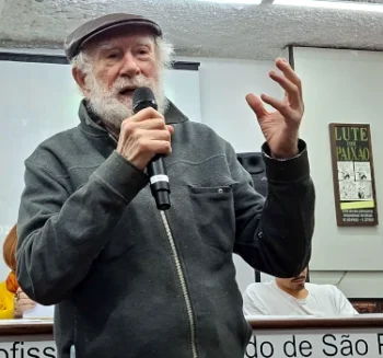 O jornalista Mouzar Benedito no ato de homenagem a Vladimir Sacchetta