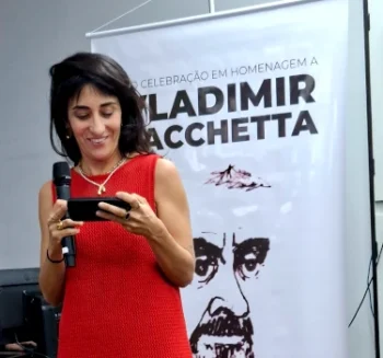 Paula Sacchetta no ato de homenagem a seu pai, Vladimir Sacchetta