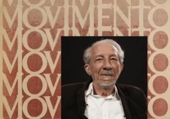 Foto de Raimundo Pereira, com capa do número de teste do jornal Movimento ao fundo.