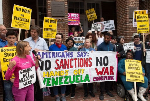 Coletivo defende embaixada da Venezuela