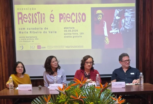 Integrantes da mesa na abertura da exposição "Resistir é preciso"